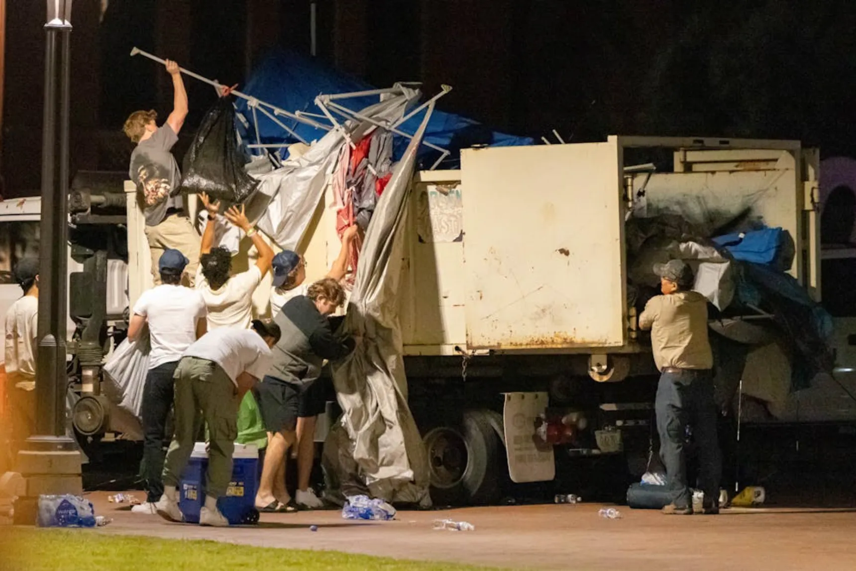 Pro-Israel students help authorities clean up the encampment